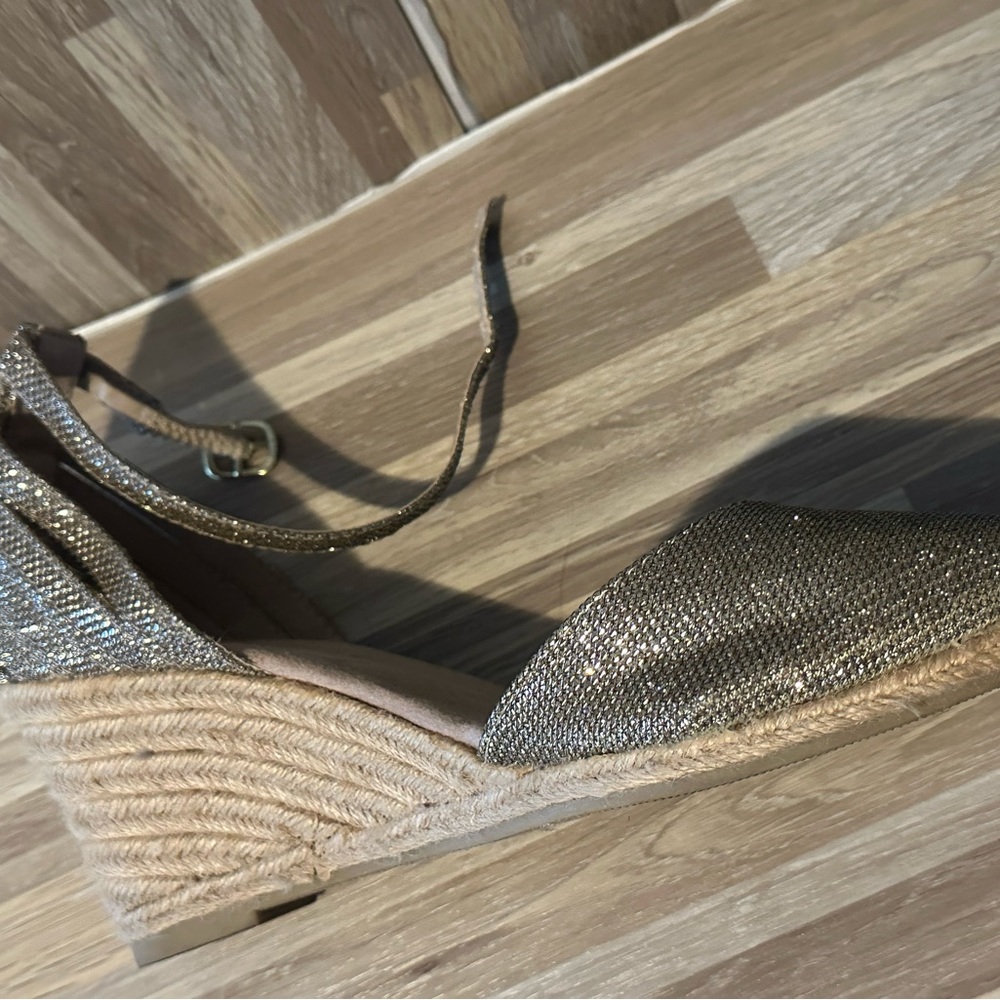 Gold wedge shoes slightly use size 8 1/2 - Picture 6 of 11